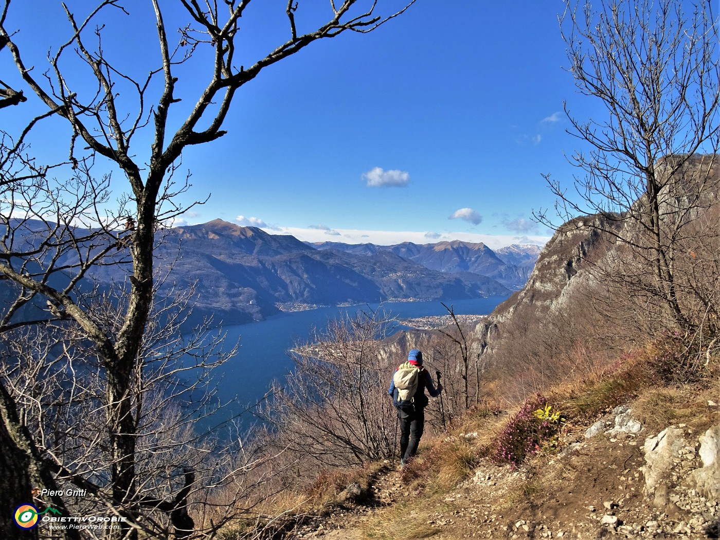 51 In decisa discesa con attenzione con bella vista su...Quel ramo del Lago di Como.JPG